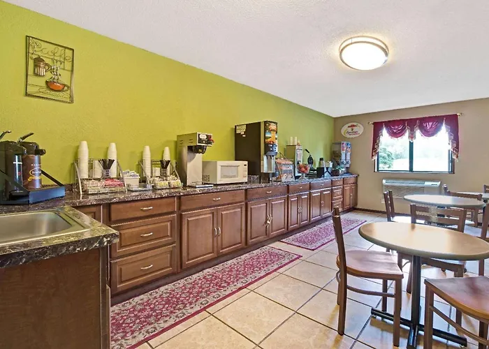 Super 8 by Wyndham Mentor/Cleveland Area